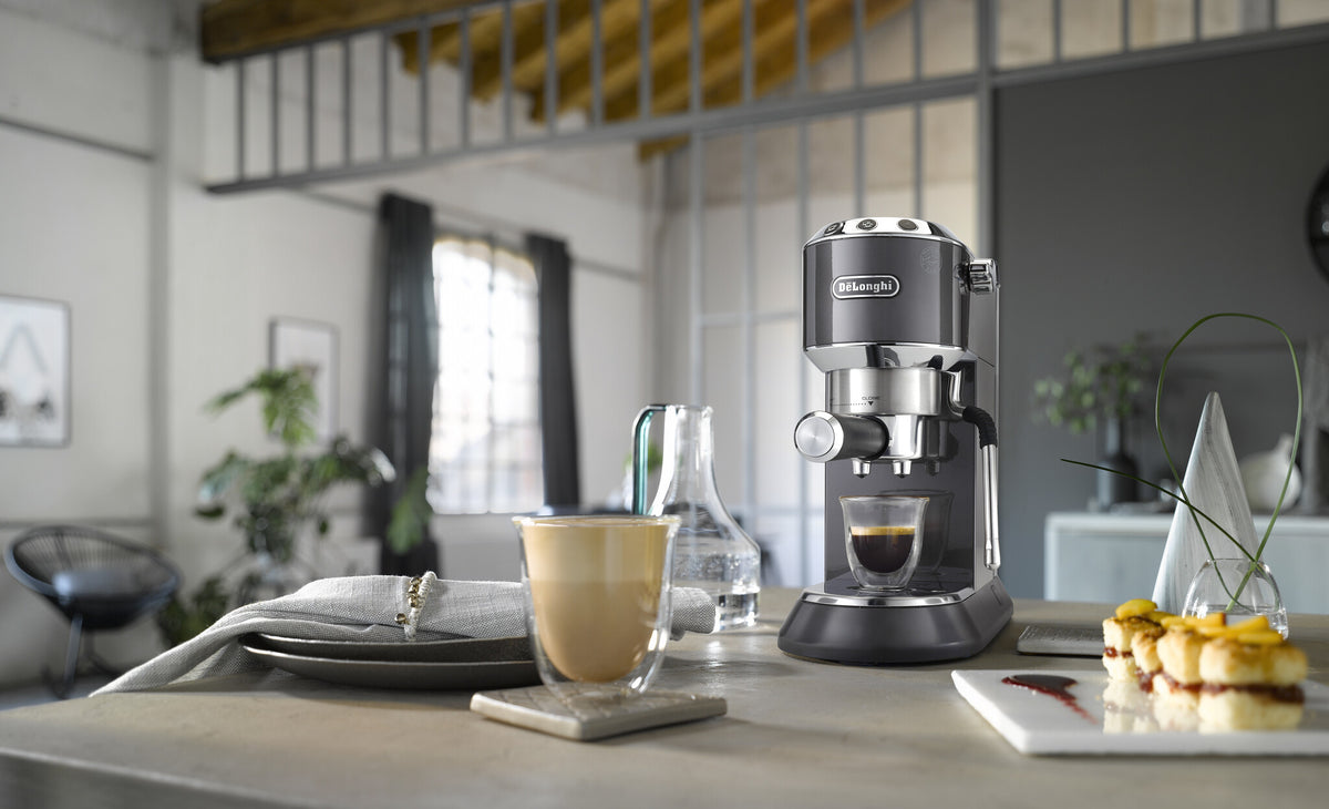 De’Longhi Dedica Arte - Manual Espresso Machine with new milk frothing function - 1 L