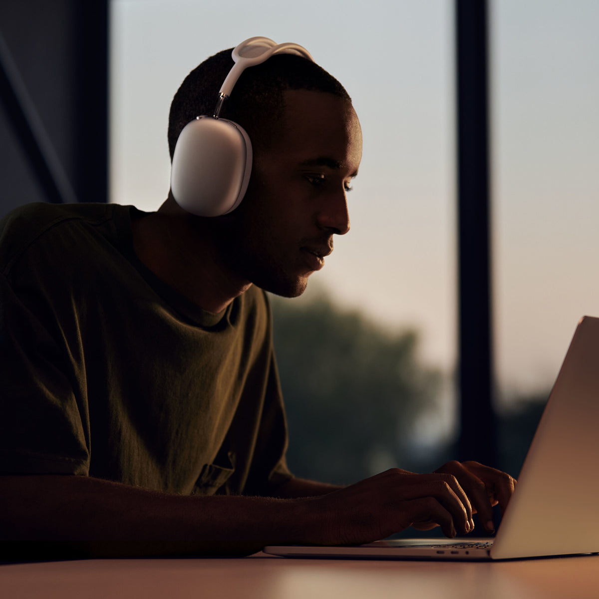 Apple AirPods Max in Green