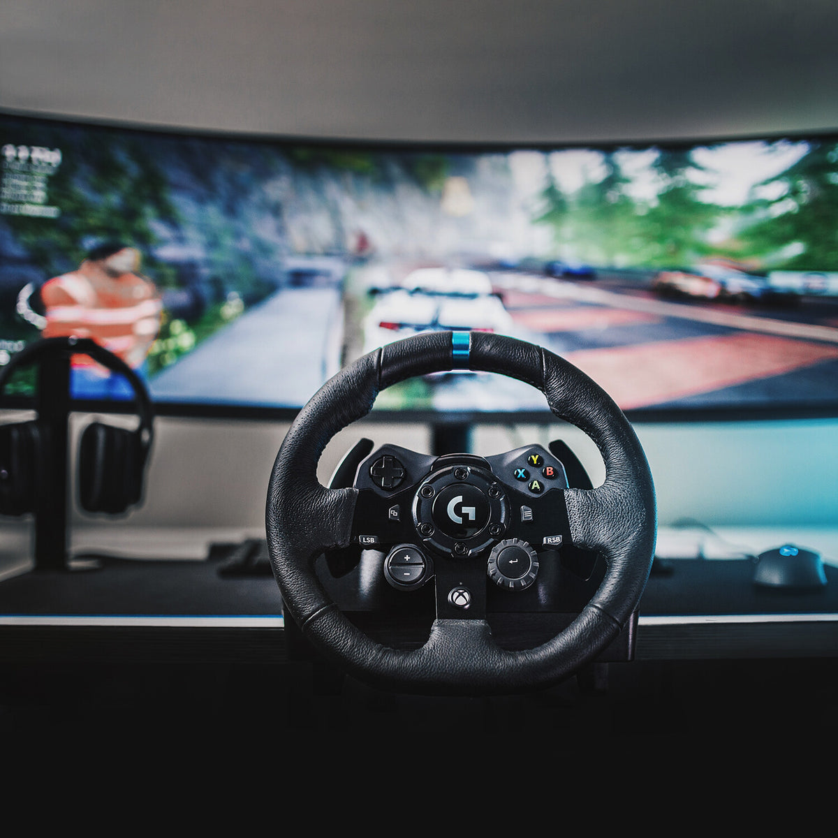 Logitech G G923 - USB Wired Racing Wheel + Pedals for PC / Xbox Series X|S
