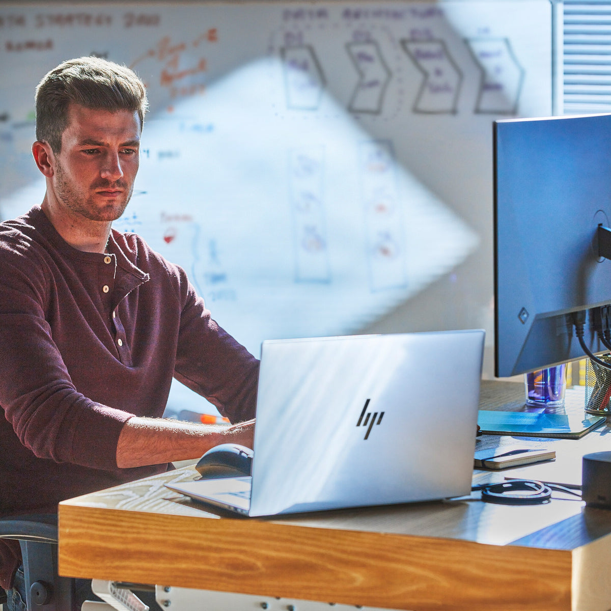 HP ZBook Studio 16 G10 Laptop - 40.6 cm (16") - Intel® Core™ i7-13700H - 32 GB DDR5-SDRAM - 1 TB SSD - NVIDIA RTX 2000 Ada - Wi-Fi 6E - Windows 11 Pro - Silver