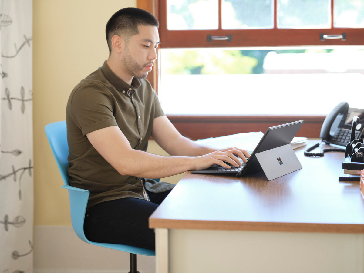 Microsoft Surface Pro 8 - 4G LTE - 512 GB - 33 cm (13") - Intel® Core™ i5 - 16 GB - Wi-Fi 6 - Windows 11 Pro - Platinum